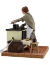 Donna 30 cm in cucina con movimento e effetto fumo Mondo Presepi