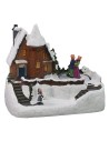 Scenario casa innevata con pista di pattinaggio funzionante a